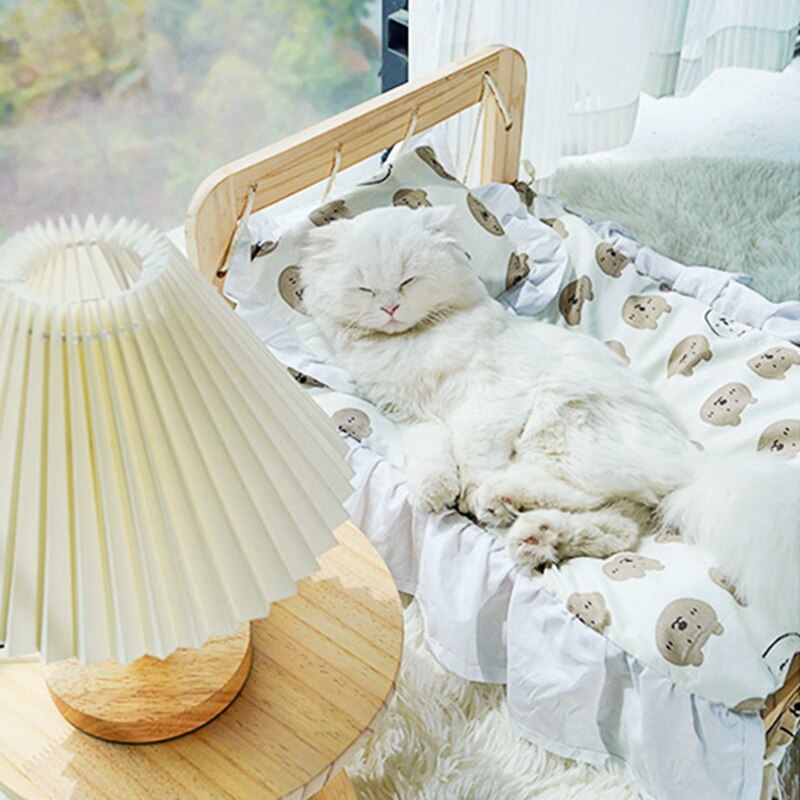 Il Letto Queen per Gatti di Miao Cat Store è realizzato con materiali di alta qualità, facile da montare e smontare, presenta un design di stile unico e offre un eccellente supporto ortopedico. Garantisci al tuo amico felino il massimo comfort e un luogo sicuro per riposare con questo letto di alta qualità.