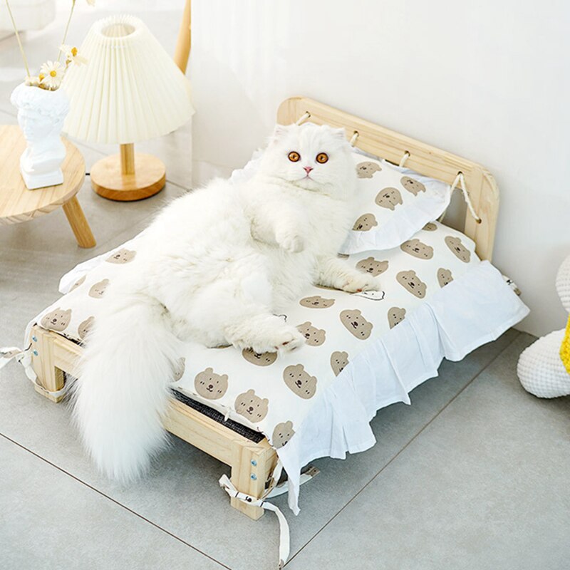 Il Letto Queen per Gatti di Miao Cat Store è realizzato con materiali di alta qualità, facile da montare e smontare, presenta un design di stile unico e offre un eccellente supporto ortopedico. Garantisci al tuo amico felino il massimo comfort e un luogo sicuro per riposare con questo letto di alta qualità.