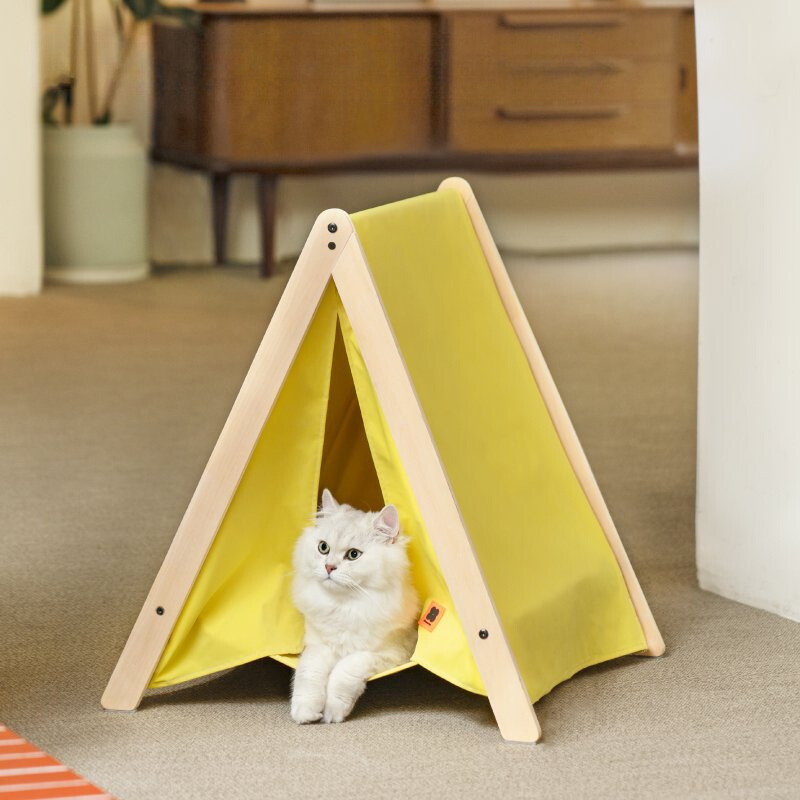 CUCCIA TEEPEE PER GATTI La felicità del tuo Gatto in ogni stagione. La gioia del tuo animale domestico non ha limiti. La nostra Cuccia Teepee offre una dimora che si adatta a ogni clima, fornendo benessere e protezione al tuo caro amico dai capricci della stagione. Ogni Gatto ha diritto ad un luogo proprio per ritirarsi. La cuccia Teepee sarà il luogo giusto per il tuo Gatto, dove potrà divertirsi e rilassarsi in assoluta libertà