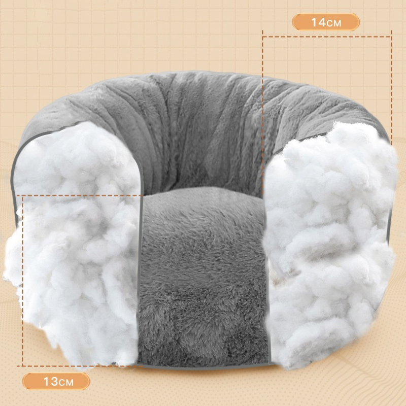 La Marshmallow Bed è la cuccia ideale per il tuo gatto durante l'inverno. Con il suo design unico e accogliente, questa cuccia sembra un soffice marshmallow che avvolge il tuo gatto in un caldo abbraccio. Durante l'inverno, il tuo gatto merita di stare al caldo e al sicuro. La Marshmallow Bed è progettata con un rivestimento termico che trattiene il calore corporeo del tuo gatto, mantenendolo al riparo dal freddo.