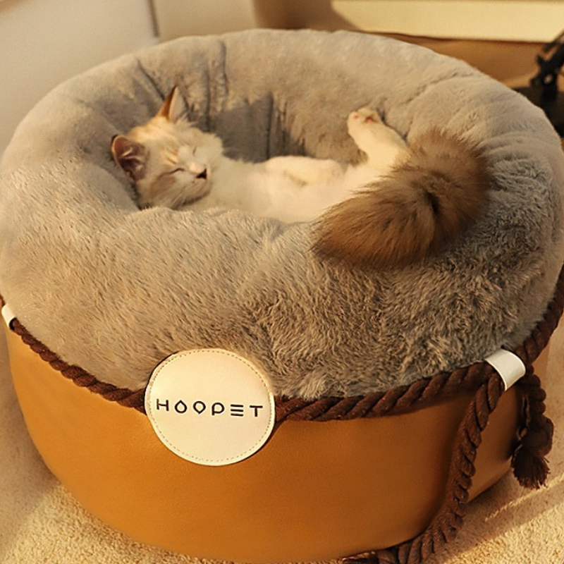 La Marshmallow Bed è la cuccia ideale per il tuo gatto durante l'inverno. Con il suo design unico e accogliente, questa cuccia sembra un soffice marshmallow che avvolge il tuo gatto in un caldo abbraccio. Durante l'inverno, il tuo gatto merita di stare al caldo e al sicuro. La Marshmallow Bed è progettata con un rivestimento termico che trattiene il calore corporeo del tuo gatto, mantenendolo al riparo dal freddo.