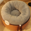 La Marshmallow Bed è la cuccia ideale per il tuo gatto durante l'inverno. Con il suo design unico e accogliente, questa cuccia sembra un soffice marshmallow che avvolge il tuo gatto in un caldo abbraccio. Durante l'inverno, il tuo gatto merita di stare al caldo e al sicuro. La Marshmallow Bed è progettata con un rivestimento termico che trattiene il calore corporeo del tuo gatto, mantenendolo al riparo dal freddo.