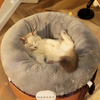 La Marshmallow Bed è la cuccia ideale per il tuo gatto durante l'inverno. Con il suo design unico e accogliente, questa cuccia sembra un soffice marshmallow che avvolge il tuo gatto in un caldo abbraccio. Durante l'inverno, il tuo gatto merita di stare al caldo e al sicuro. La Marshmallow Bed è progettata con un rivestimento termico che trattiene il calore corporeo del tuo gatto, mantenendolo al riparo dal freddo.