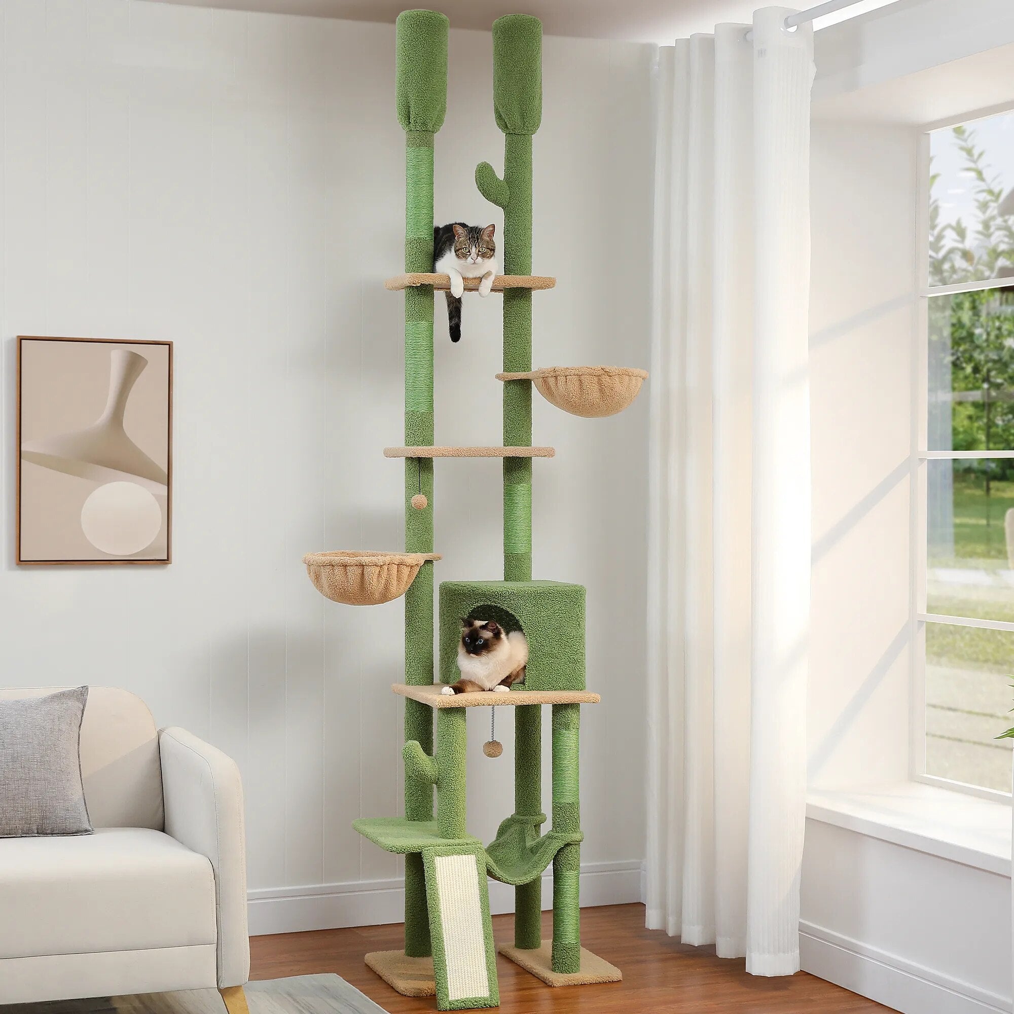 TIRAGRAFFI CACTUS XXL   Questo albero per gatti a forma di cactus dal pavimento al soffitto in verde e giallo è un vero e proprio eye-catcher. La sua forma unica e accattivante attirerà sicuramente l'attenzione dei tuoi gatti e si fonderà perfettamente con il tuo soggiorno. Dotato di 5 piattaforme, 3 amache e un condominio, questo tiragraffi alto offre uno spazio ricreativo sufficiente per i tuoi amici felini. 