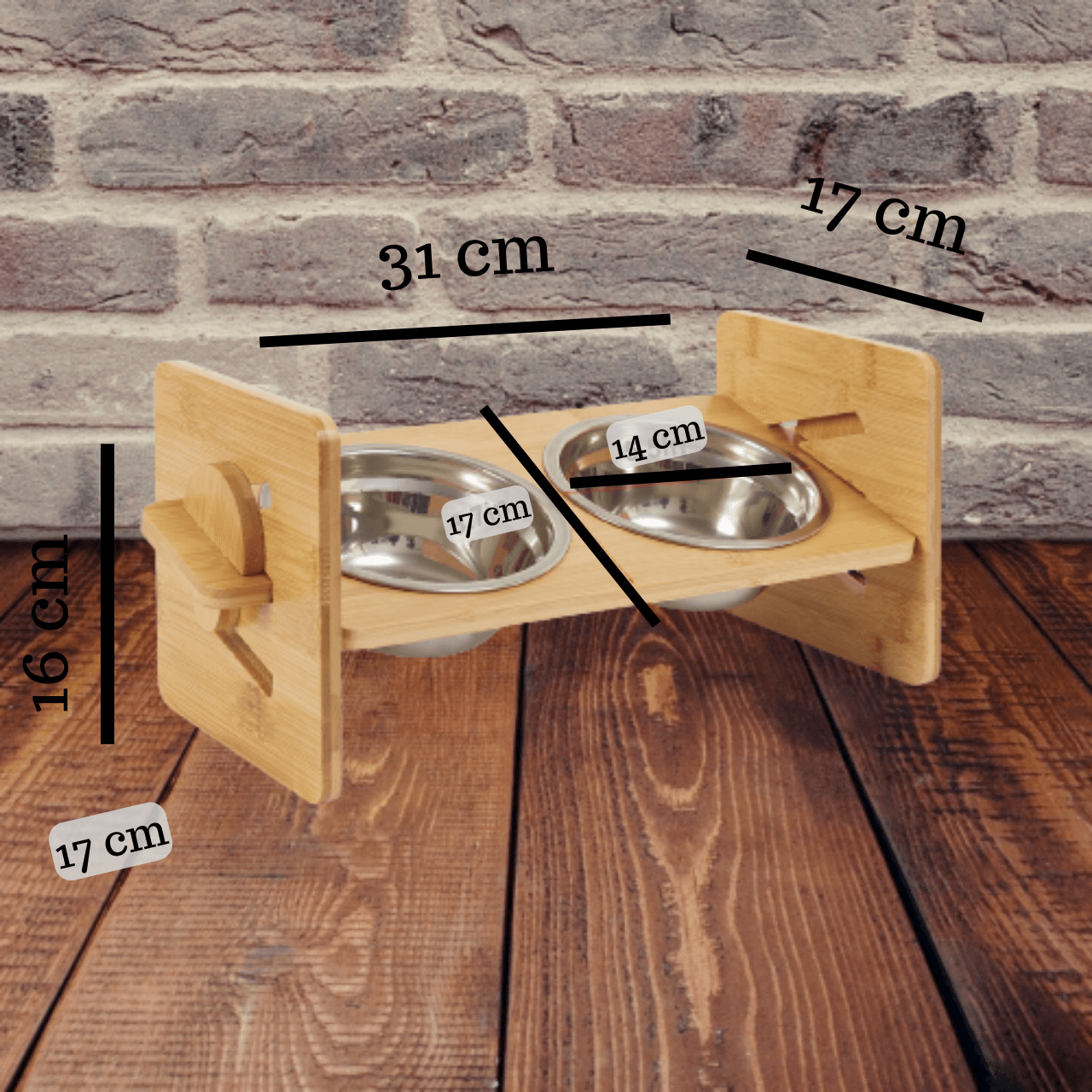 La Ciotola Rialzata per Gatti Luxury di Miao Cat con il design a forma di W e 4 altezze regolabili. Le ciotole per gatti rialzate sono perfette per i gatti in diverse fasi dell'infanzia nell'età adulta, il che è molto conveniente e pratico. L'angolo di inclinazione di 15 gradi della ciotola permette al vostro amato peloso di mangiare nella corretta posizione evitando così disturbi gastrici o problemi posturali. 