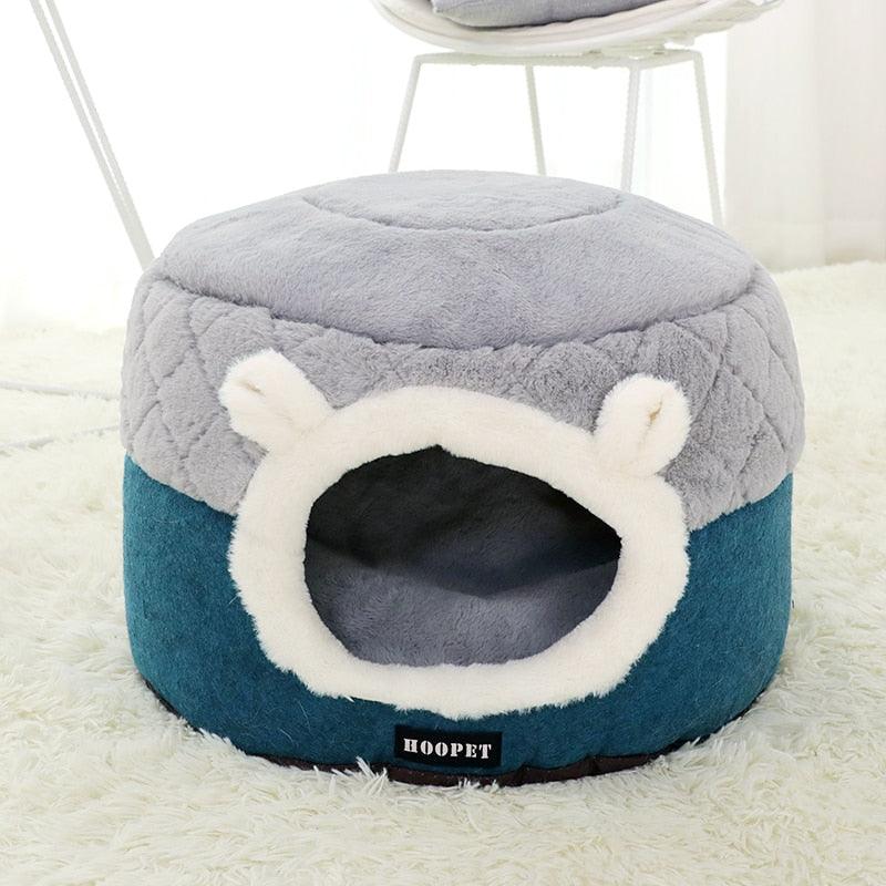 La Cuccia per Gatti Soft Bed di Miao Cat Store può essere utilizzata come cuccia/caverna dove il tuo gatto si sente protetto e sicuro oppure come morbido cuscino che possiede un bordo rialzato per la testa e il collo dell'animale permettendo di alleviarne i dolori articolari 