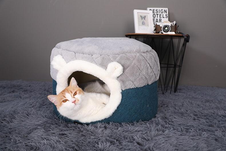 La Cuccia per Gatti Soft Bed di Miao Cat Store può essere utilizzata come cuccia/caverna dove il tuo gatto si sente protetto e sicuro oppure come morbido cuscino che possiede un bordo rialzato per la testa e il collo dell'animale permettendo di alleviarne i dolori articolari 