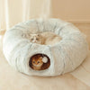 La Cuccia Tunnel per Gatti Fluffy Deluxe di Miao Cat Store è realizzata in peluche lungo, super morbido e super caldo, una vera coccola per rendere i loro sonnellini tranquilli e profondi. Il nostro tunnel per gatti è facile da montare e smontare infatti può essere piegato e conservato, senza occupare molto spazio.  Può essere utilizzato come gioco tunnel per uno o più gatti, come un posto sicuro dove potersi nascondere e sentirsi tranquillo oppure come cuccia per lunghi e caldi sonnellini 