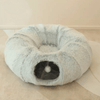 La Cuccia Tunnel per Gatti Fluffy Deluxe di Miao Cat Store è realizzata in peluche lungo, super morbido e super caldo, una vera coccola per rendere i loro sonnellini tranquilli e profondi. Il nostro tunnel per gatti è facile da montare e smontare infatti può essere piegato e conservato, senza occupare molto spazio.  Può essere utilizzato come gioco tunnel per uno o più gatti, come un posto sicuro dove potersi nascondere e sentirsi tranquillo oppure come cuccia per lunghi e caldi sonnellini 