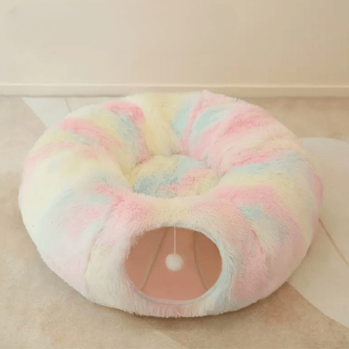 La Cuccia Tunnel per Gatti Fluffy Deluxe di Miao Cat Store è realizzata in peluche lungo, super morbido e super caldo, una vera coccola per rendere i loro sonnellini tranquilli e profondi. Il nostro tunnel per gatti è facile da montare e smontare infatti può essere piegato e conservato, senza occupare molto spazio.  Può essere utilizzato come gioco tunnel per uno o più gatti, come un posto sicuro dove potersi nascondere e sentirsi tranquillo oppure come cuccia per lunghi e caldi sonnellini 