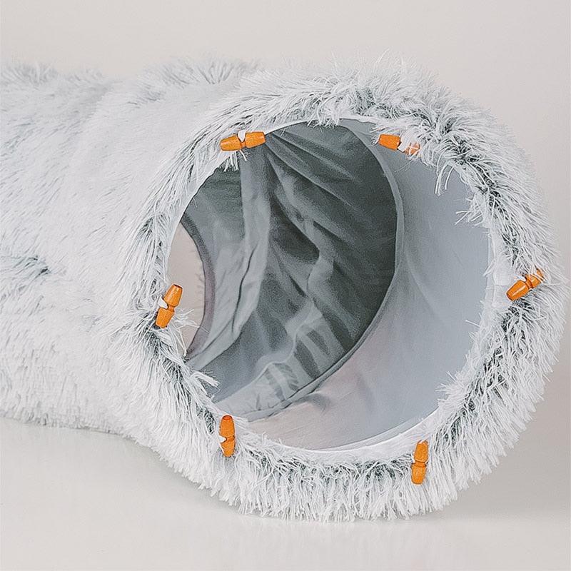 La Cuccia Tunnel per Gatti Fluffy Deluxe di Miao Cat Store è realizzata in peluche lungo, super morbido e super caldo, una vera coccola per rendere i loro sonnellini tranquilli e profondi. Il nostro tunnel per gatti è facile da montare e smontare infatti può essere piegato e conservato, senza occupare molto spazio.  Può essere utilizzato come gioco tunnel per uno o più gatti, come un posto sicuro dove potersi nascondere e sentirsi tranquillo oppure come cuccia per lunghi e caldi sonnellini 