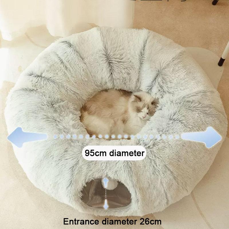 La Cuccia Tunnel per Gatti Fluffy Deluxe di Miao Cat Store è realizzata in peluche lungo, super morbido e super caldo, una vera coccola per rendere i loro sonnellini tranquilli e profondi. Il nostro tunnel per gatti è facile da montare e smontare infatti può essere piegato e conservato, senza occupare molto spazio.  Può essere utilizzato come gioco tunnel per uno o più gatti, come un posto sicuro dove potersi nascondere e sentirsi tranquillo oppure come cuccia per lunghi e caldi sonnellini 