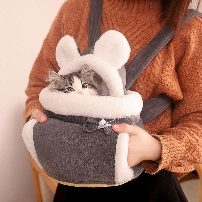 Con il trasportino fluffy di maio cat store farai sentire il tuo gatto più sicuro e facilita il trasporto di gatti a lunga distanza.  Questa borsa per animali domestici è super funzionale, fresca e ben fatta. Realizzato in materiale sicuro per animali domestici di alta qualità, facile da pulire e leggero. 